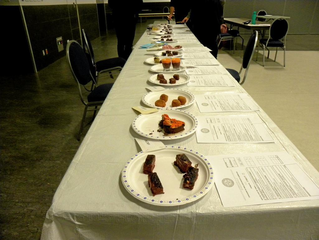 Les assiettes avec des plats préparés avec du boudin sont présentées anonymement aux juges du concours du meilleur boudin du Québec.