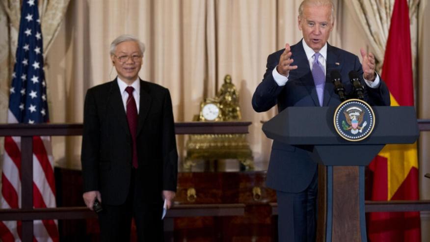 Ảnh tư liệu : Tổng bí thư đảng Cộng Sản Việt Nam Nguyễn Phú Trọng (T) được phó tổng thống Mỹ Joe Biden tiếp tại trụ sở bộ Ngoại Giao Mỹ, Washington, Hoa Kỳ, ngày 07/07/2015.