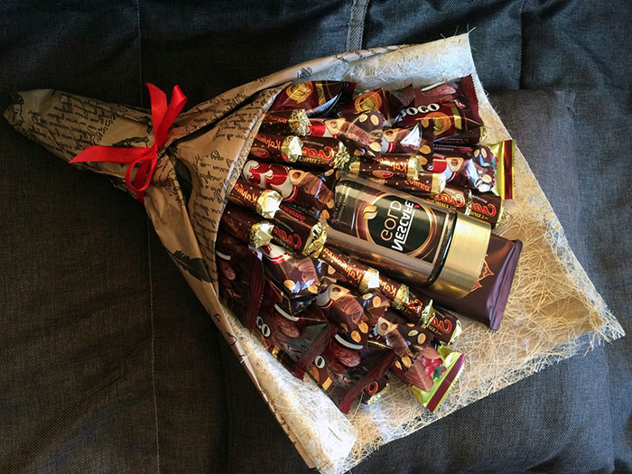 Подарок из конфет мужчине: 30 идей поднять настроение сладким сюрпризом