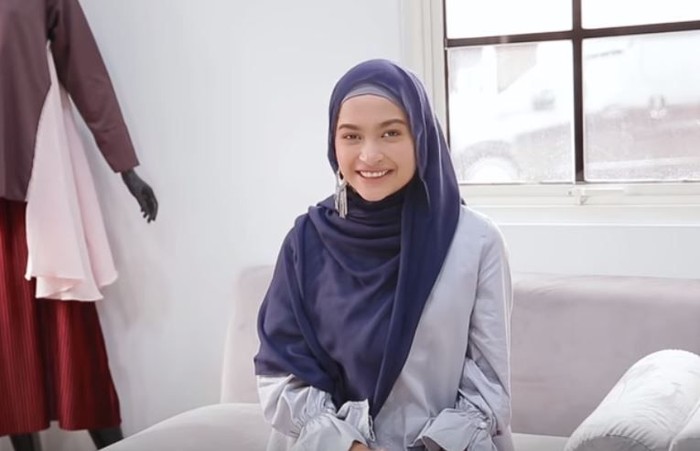 hijab simpel ke toko kelontong