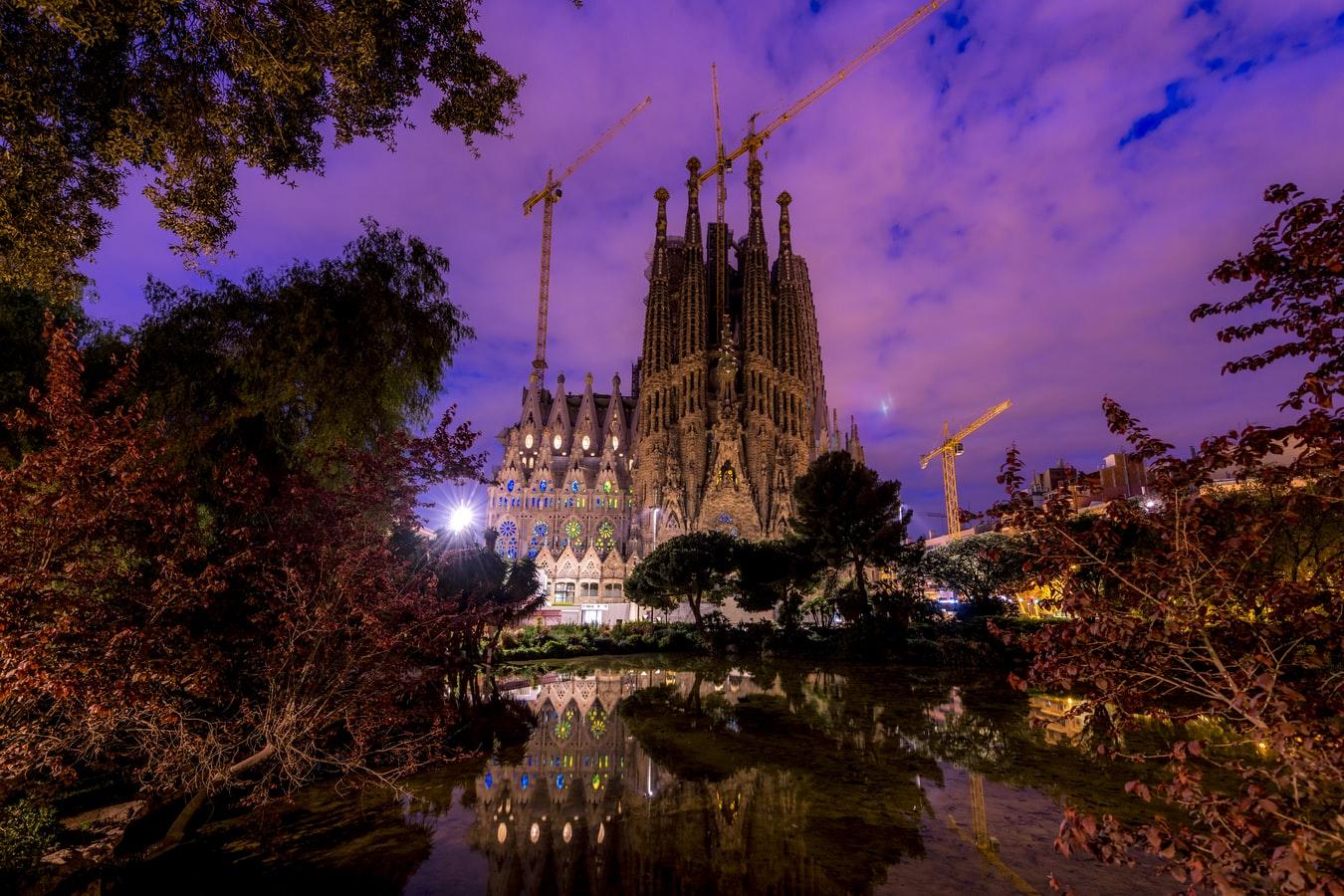 La catedral de la Sagrada Familia diseñada por Gaudí en Barcelona