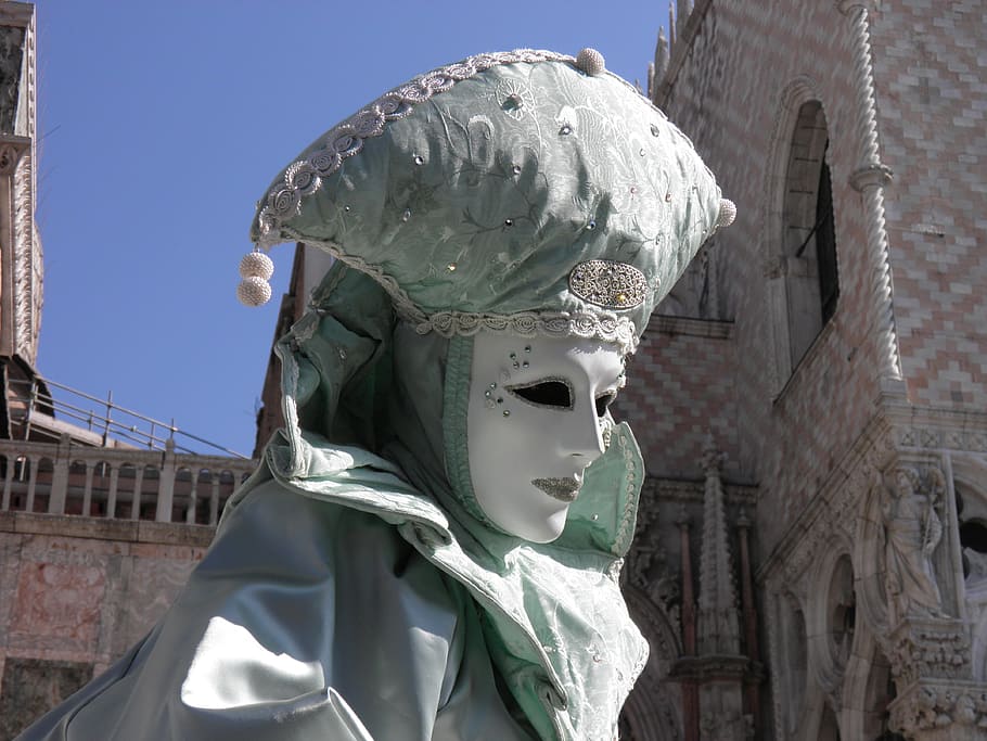 イタリアのヴェネツィアで行われる、カーニバルの仮面をつけた人の画像です。