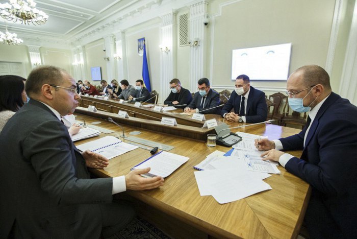 Міністр Максим Степанов і прем'єр Денис Шмигаль під час зустрічі щодо процедури пришвидшення закупівель засобів індивідуального захисту для запобігання поширенню COVID-19.