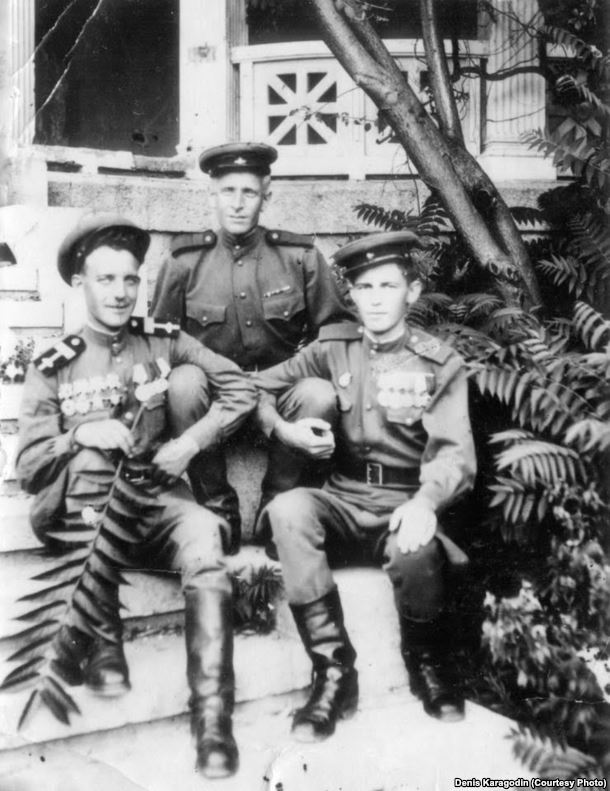 Лев Карагодин (в центре) с боевыми товарищами в крымском госпитале