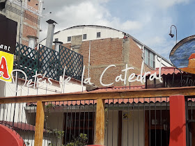 Detrás de la Catedral