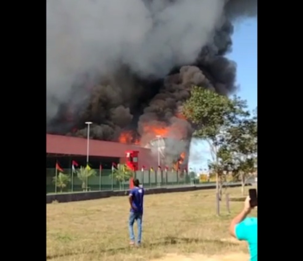 Supermercado atacadista é atingido por incêndio de grandes proporções na Bahia — Foto: Reprodução/Redes Sociais