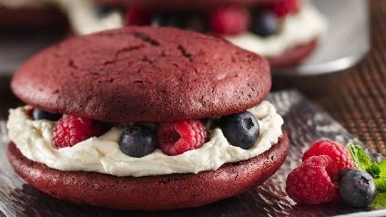 Red Velvet Whoopie Pies Recipe - LifeMadeDelicious.ca