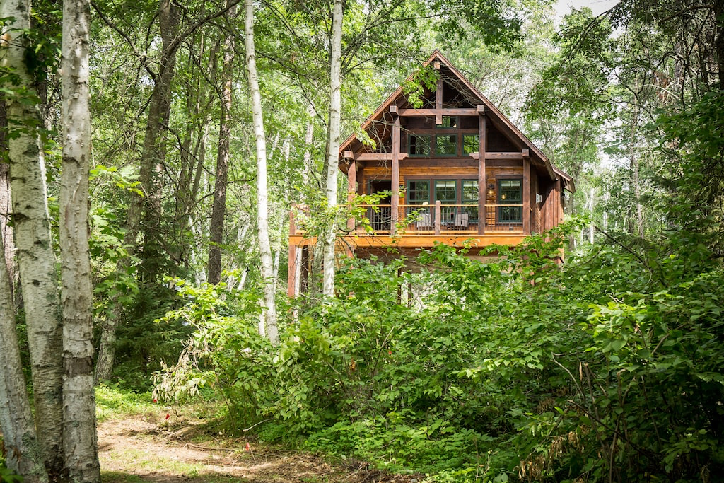 Crosslake Treetop Escape (Bears Den Treehouse) - A Log Cabin Styled Retreat in Minnesota