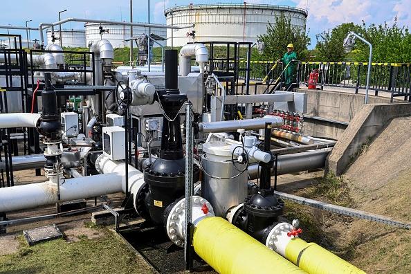 Đường ống Druzhba dẫn dầu đến Hungary hoạt động trở lại; Giá dầu giảm