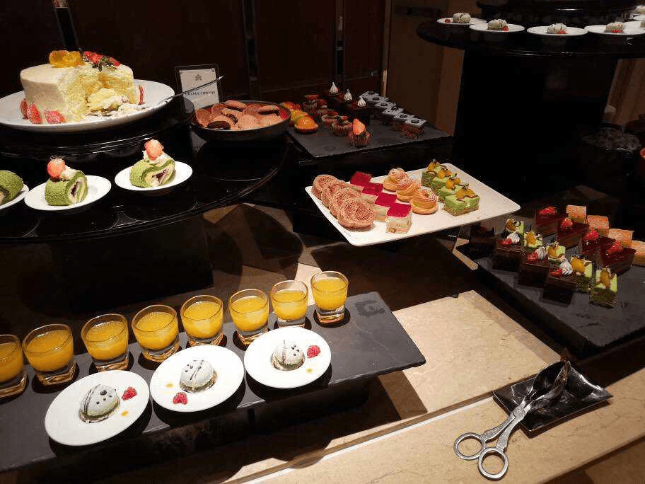 Bên cạnh quầy buffet tôm hùm là quầy thức ăn nhanh và trái cây.