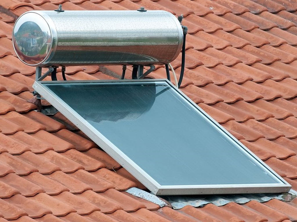 آبگرمکن خورشیدی نصب شده روی پشت بام