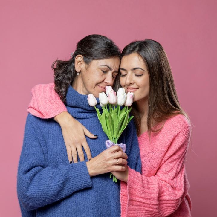 C:\Users\Кристина\Downloads\mother-with-flowers-from-daughter.jpg