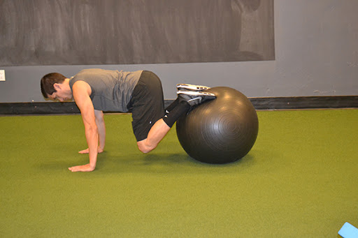 Top 10 bài tập toàn thân hiệu quả tại nhà nhất với bóng tập Yoga