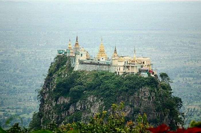 Tour du lịch Myanmar - Ngắm trọn vẹn đồng bằng Myanmar từ trên ngọn núi Popa 
