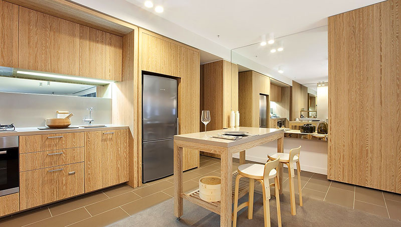 Tủ bếp, ốp tường, bàn ghế được làm từ gỗ veneer sồi