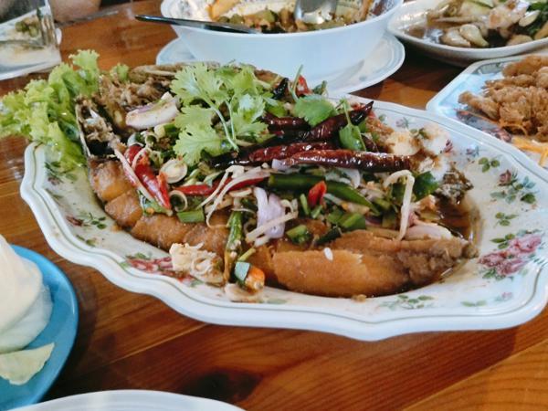 10 ร้านอาหารอร่อย สิงห์บุรี เต็มอิ่มเมนูปลาน้ำจืด รับลมเย็นริมน้ำ ราคามิตรภาพ 2023 4