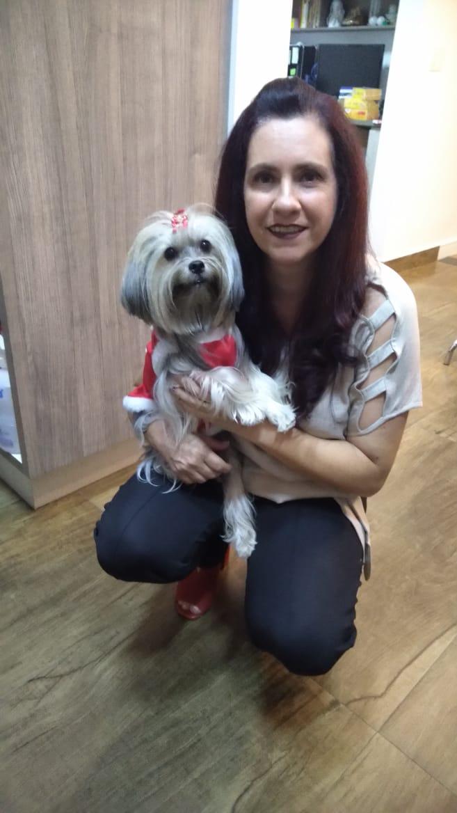 Mulher posando para foto com cachorro

Descrição gerada automaticamente com confiança média