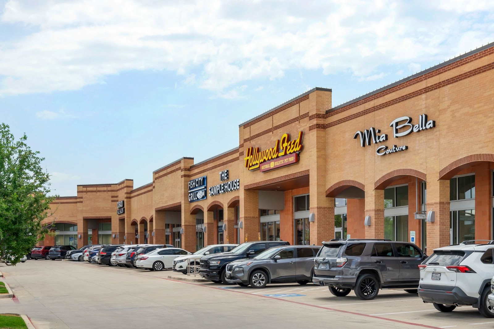 Parking lot and view of Preston Oaks merchant's storefronts