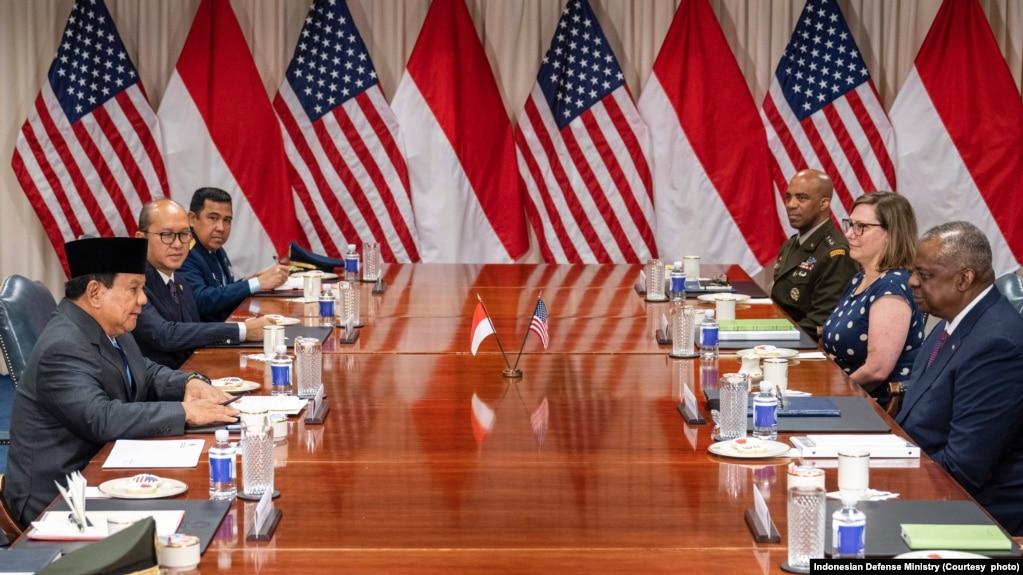 Hai bộ trưởng quốc phòng của Mỹ và Indonesia họp ở Lầu Năm Góc, 24/8/2023.