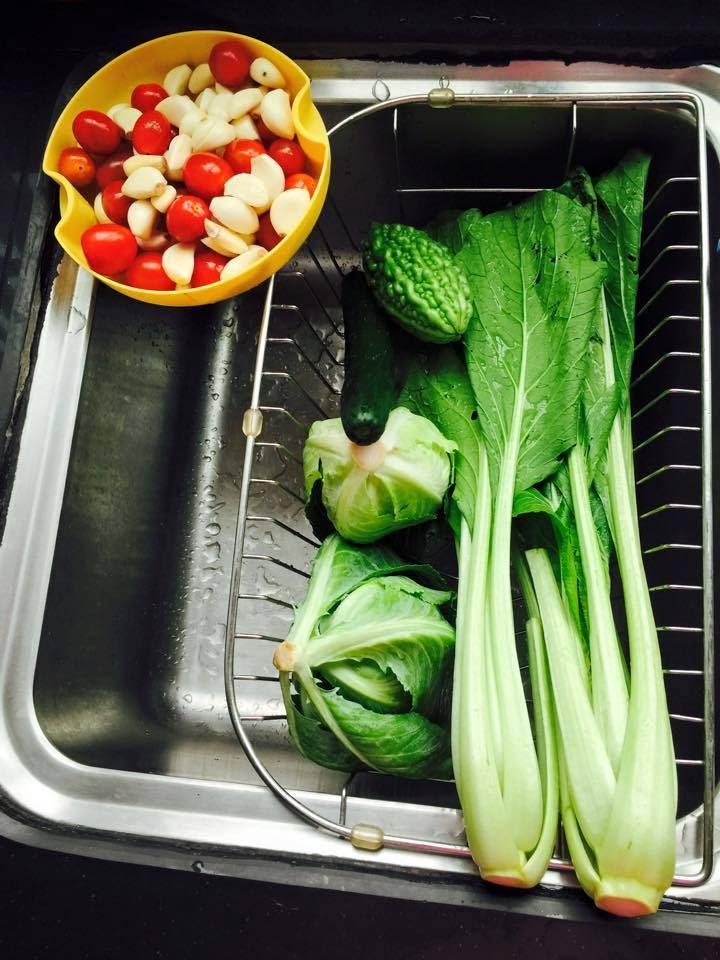 A bowl of fresh vegetables on a table

Description automatically generated