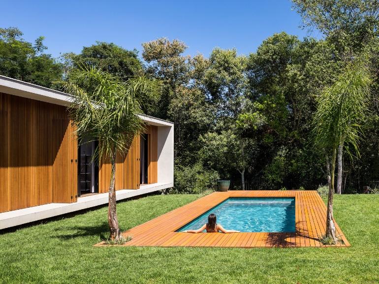 Modern Single Storey House Design with Wooden Facade