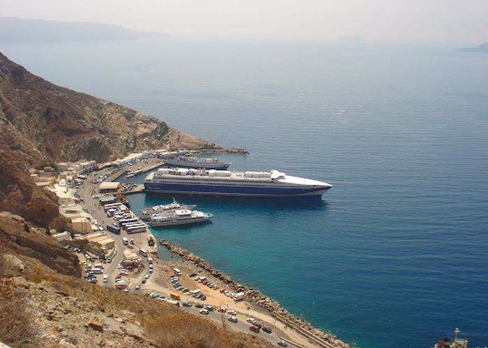 A Santorini's Port Survival Guide - Greeking.me
