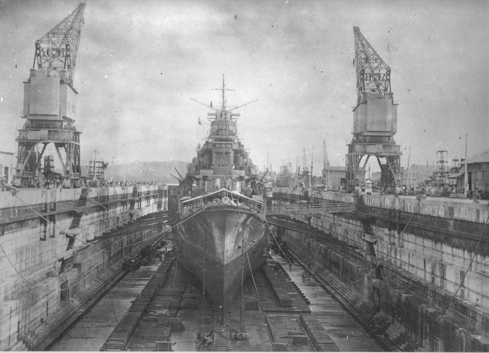 r/drydockporn - Japanese heavy cruiser Ashigara docked at Seletar Naval Base, Singapore, while her hull is repainted, December 31, 1942 [6948x5040]