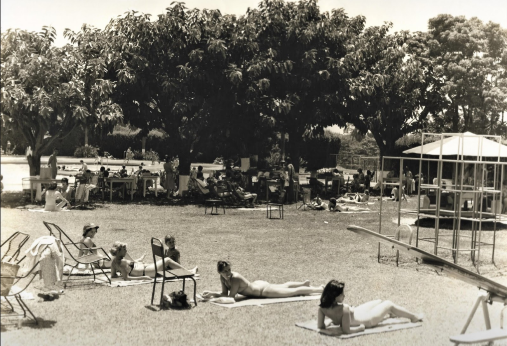 Foto em preto e branco de pessoas em um parque

Descrição gerada automaticamente