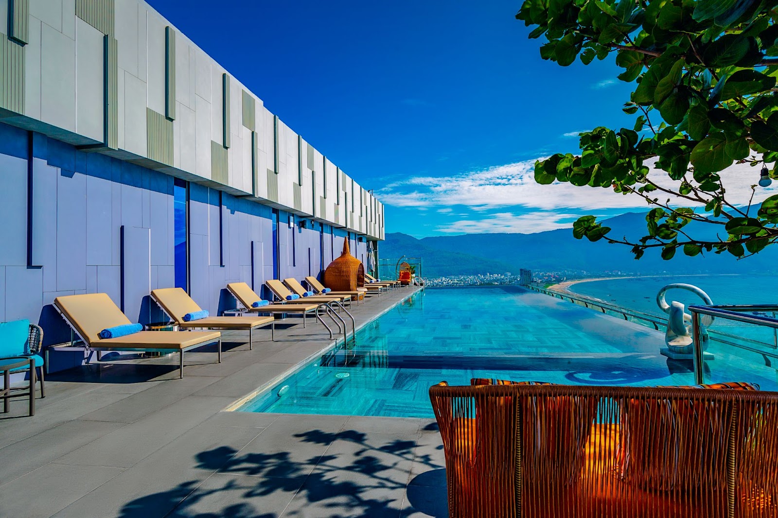 Khách sạn 4 sao đà nẵng dành cho cặp đôi 7-Hồ bơi vô cực bắt trọn view biển ngoạn mục