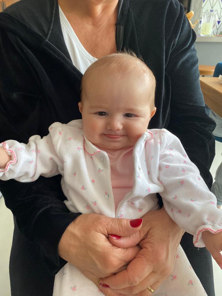 Pessoa segurando um bebê no colo

Descrição gerada automaticamente