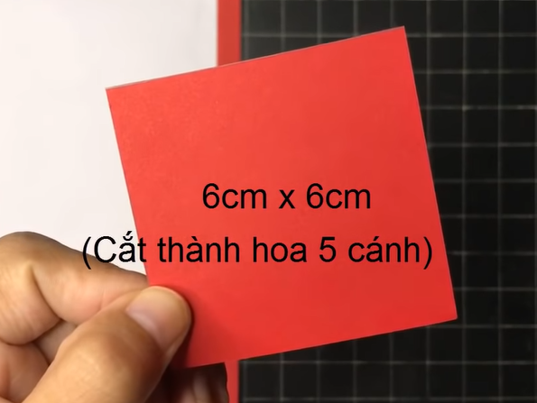 Chọn 1 mảnh giấy đỏ (6*6) để cắt thành hoa 5 cánh trang trí thiệp. (Nguồn: Youtube)
