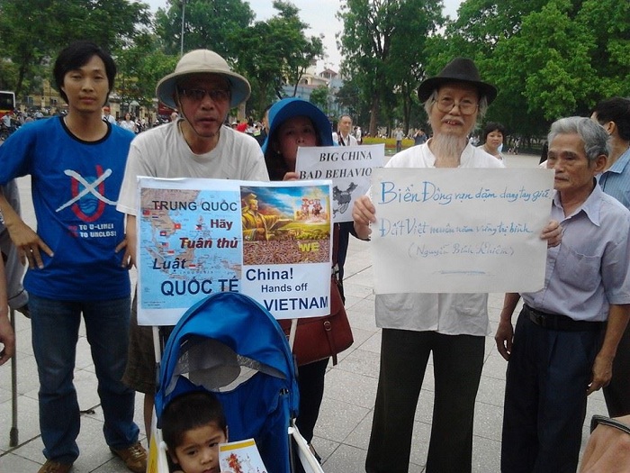 Các cụ, thanh niên, thiếu nhi phản đối Trung Quốc Tại Hà Nội. Ảnh facebook Thuy Nga