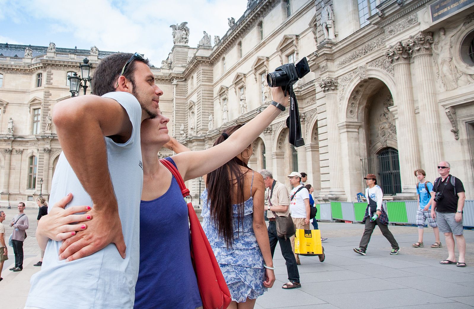 Selfie,_Cour_Napoléon,_Musée_du_Louvre_2014.jpg