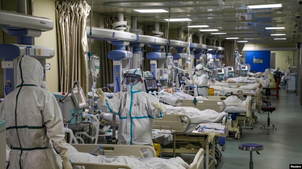 Tư liệu- Nhân viên y tế trong trang phục bảo hộ chăm sóc bệnh nhân COVID-19 tại phòng chăm sóc đặc biệt của một bệnh viện trong đợt bùng phát COVID-19 ở Vũ Hán, Trung Quốc, ngày 6 tháng 2 năm 2020.