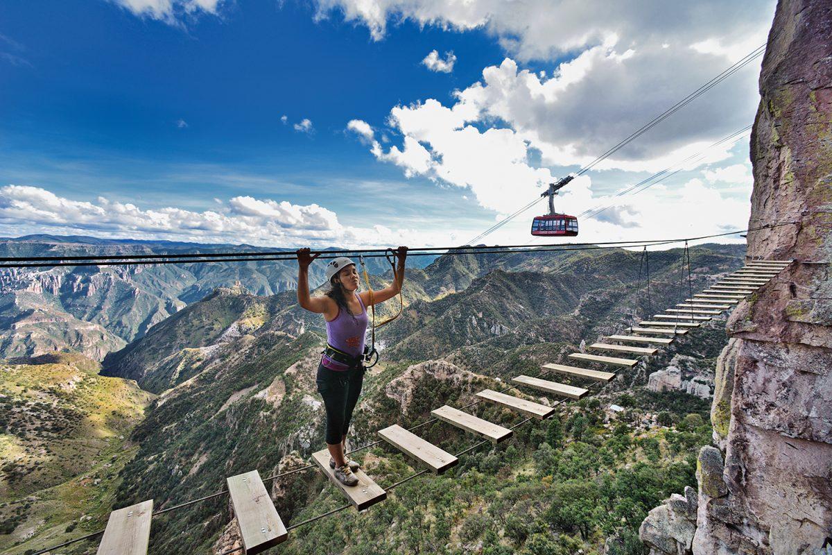 Un hombre en al aire con una montaña al fondo

Descripción generada automáticamente con confianza baja