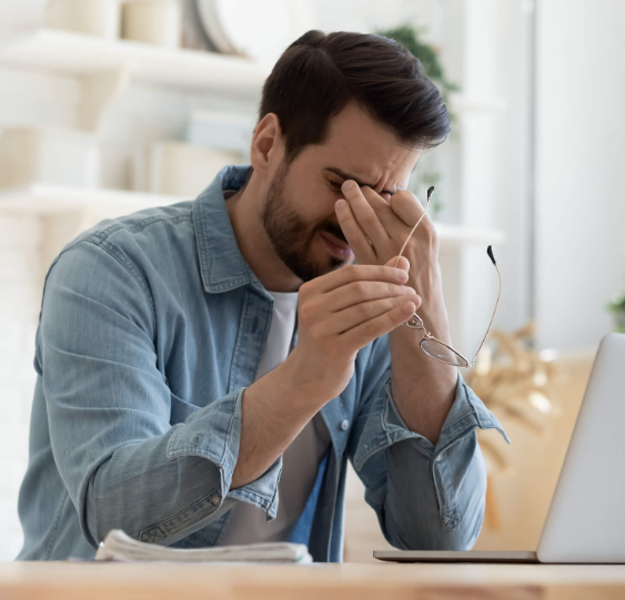 Un homme malheureux à cause de ses erreurs crypto