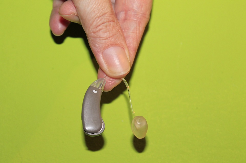 https://pixabay.com/photos/hand-hearing-aid-hearing-loss-287292/