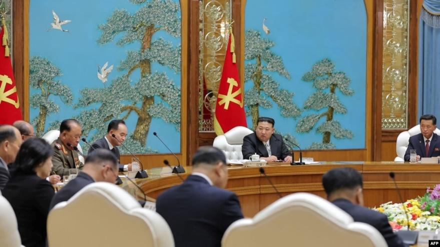 Nhà lãnh đạo Triều Tiên Kim Jong Un họp Bộ Chính trị Đảng Lao dộng Triều Tiên ngày 20/9/2023.