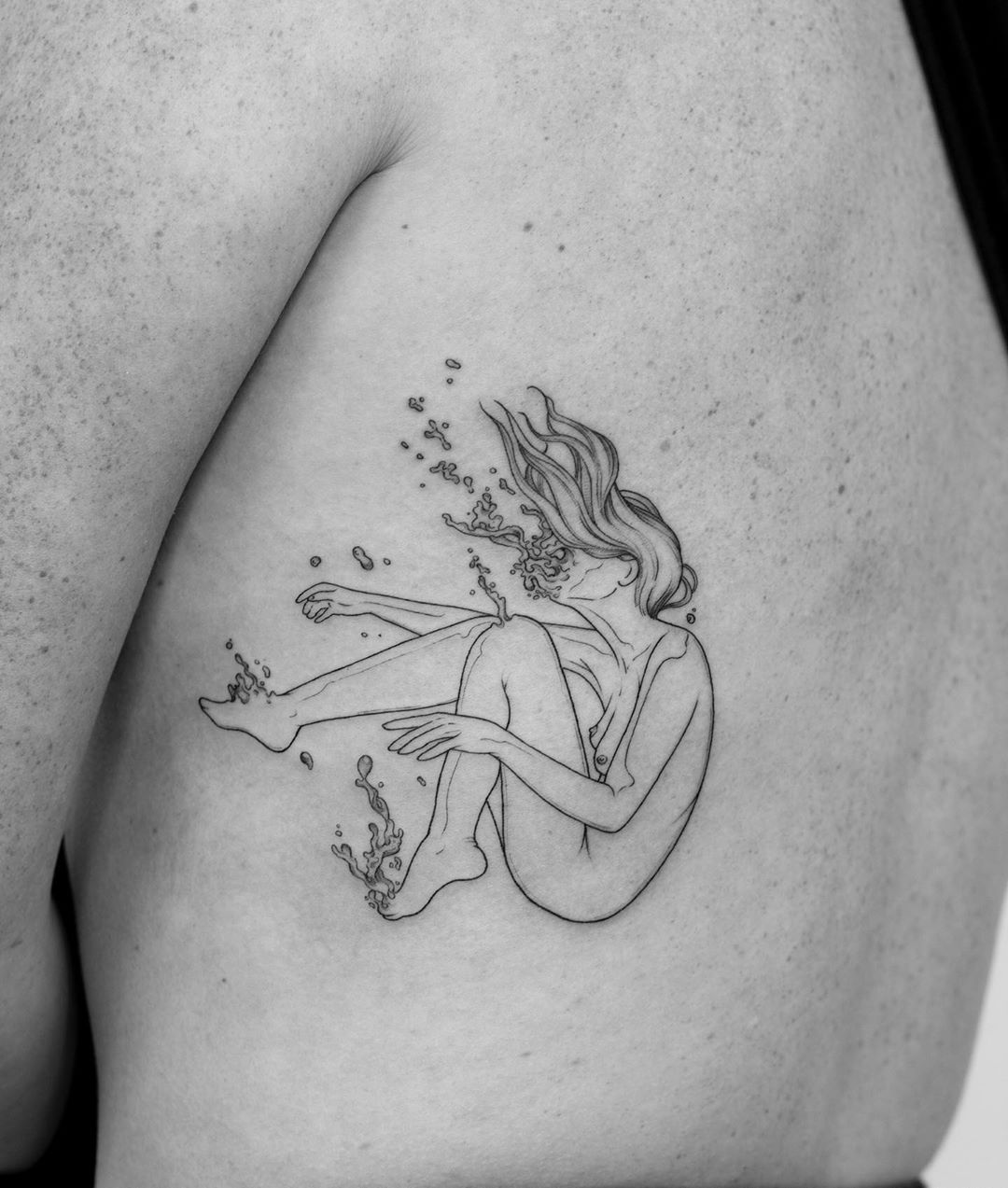 ลายสักเส้นสวยขาวดำ