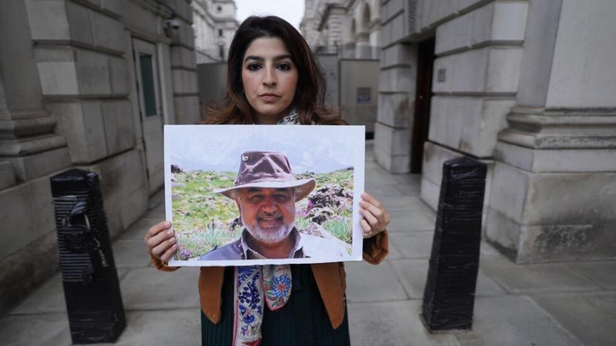 Ảnh tư liệu: Con gái ông Morad Tahbaz đang bị giam giữ tại Iran, giương ảnh cha trước trụ sở Cơ quan Phát triển khối Thịnh Vượng Chung tại Luân Đôn, Anh Quốc, ngày 13/04/2022, để kêu gọi quốc tế giúp đỡ trả tự do cho ông.