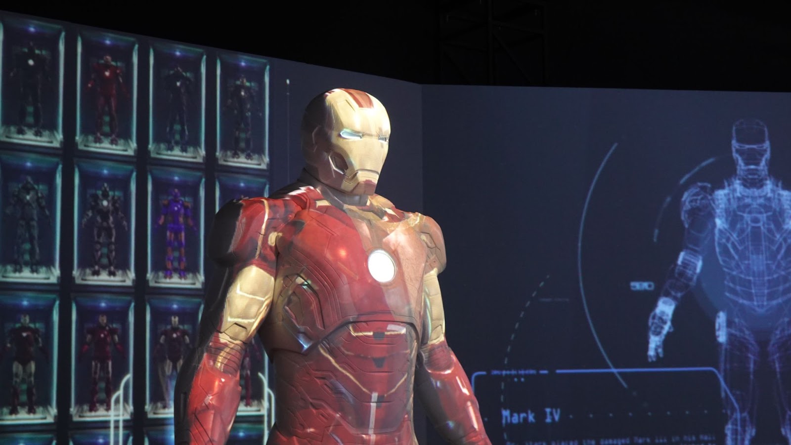 Kostum Iron Man yang menggunakan video mapping. (Foto: Grace Angel)