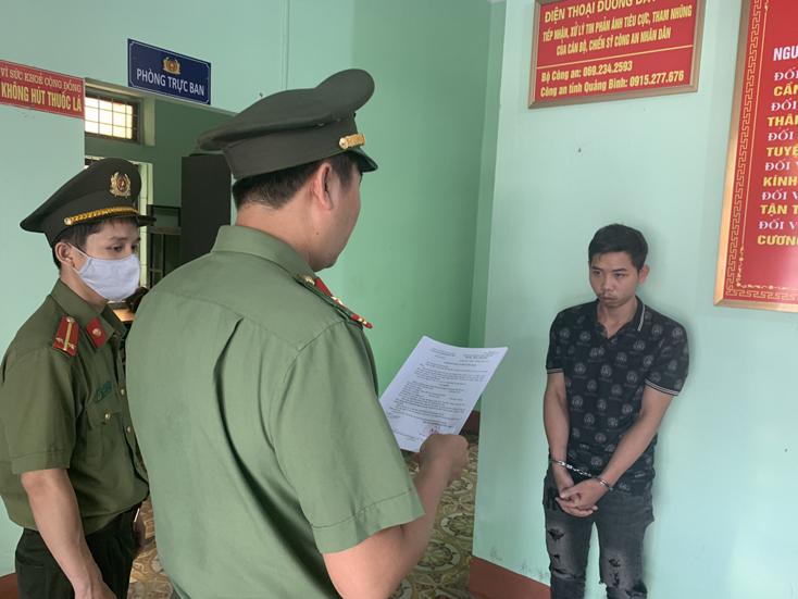 Cơ quan An ninh điều tra tống đạt quyết định khởi tố vụ án, khởi tố bị can và lệnh tạm giam đối với Nguyễn Thành Lâm về tội “Tổ chức cho người khác nhập cảnh Việt Nam trái phép”.