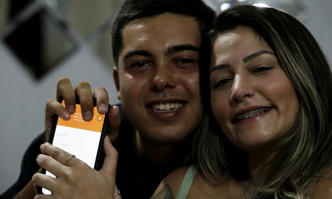 Chrystian Santanna, de 25 anos, e Amanda Costa, de 24, reataram um namoro de oito anos depois que ele conseguiu quebrar o gelo da amada com um Pix de R$ 2 e uma mensagem na identificação da transferência Foto: Domingos Peixoto / Agência O Globo