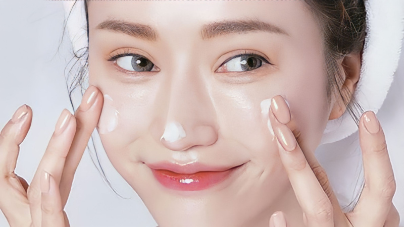 Rửa sạch mặt và dưỡng ẩm cho da
