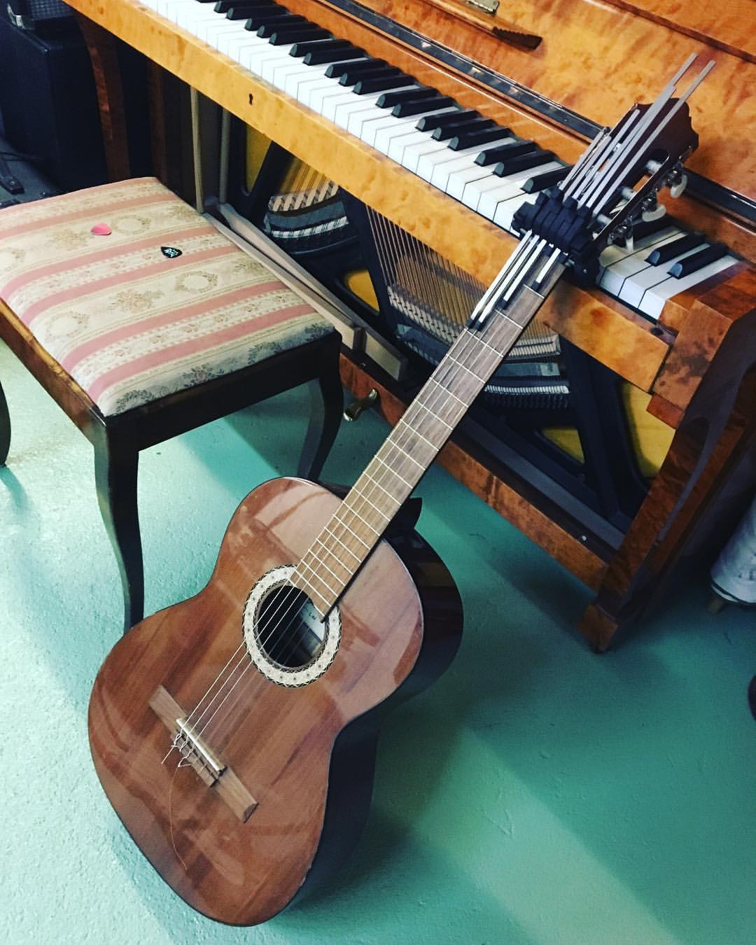 guitar with thing on it