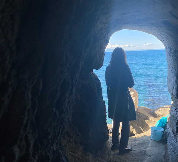 洞窟から見える海