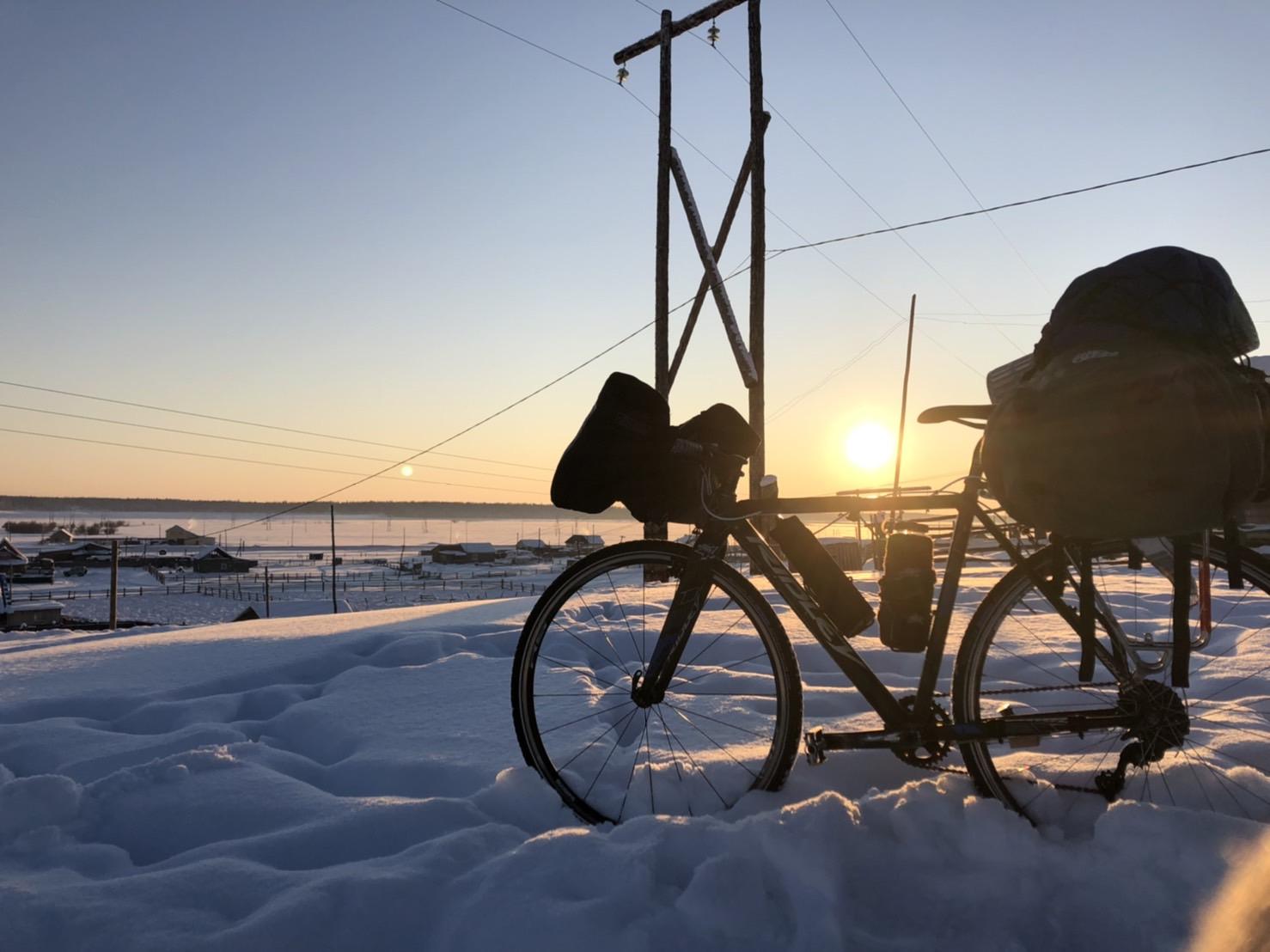 雪の上に置かれた自転車

自動的に生成された説明