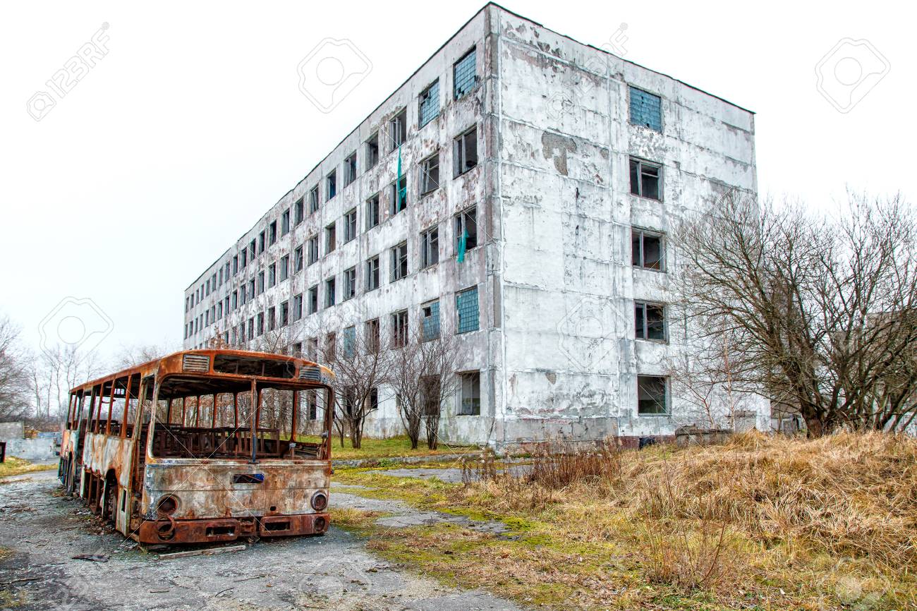 Viejo Edificio De Gran Altura Abandonado Con Autobús Quemado En El Frío Y  Sombrío Día De Otoño Fotos, Retratos, Imágenes Y Fotografía De Archivo  Libres De Derecho. Image 69709499.