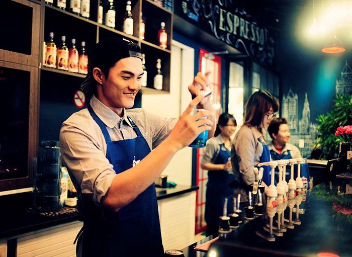 Ảnh có chứa văn bản, người, trong nhà

Mô tả được tạo tự động