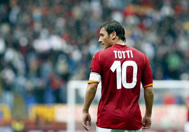 5 cầu thủ trung thành nhất của bóng đá thế giới: Có Giggs, Maldini, Totti - Ảnh 3.